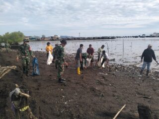 Koramil 1406-10/Pitumpanua Gelar Karya Bhakti Pembersihan Pantai di Kelurahan Siwa