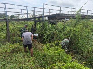 Koramil 1406-06/Pammana Laksanakan Karya Bhakti Pembersihan Kolom Jembatan Gantung
