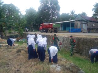 Babinsa Koramil 1406-08/Sabbangparu Bersama Siswa SMPN 2 Sabbangparu Laksanakan Karya Bakti Pembersihan Irigasi
