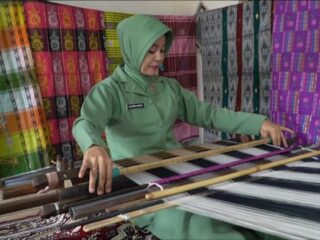 Dari Wajo ke Panggung Nasional: Sentuhan Emas Tangan Kreatif Persit Angkat Tenun Sutera Sengkang
