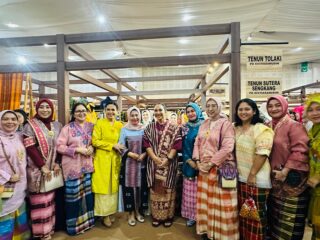 Tenun Sutera Sengkang Bersinar di Persit Bisa Vol II 2026, Produk UMKM Persit Wajo Sangat Diminati.